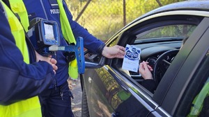 Policjanci podczas kontroli drogowych.