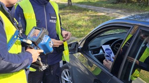 Policjanci podczas kontroli drogowych.