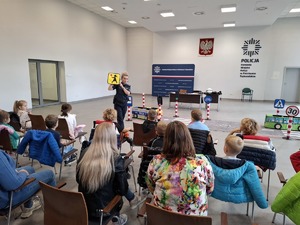 Policjantka wraz z dziećmi podczas spotkania.
