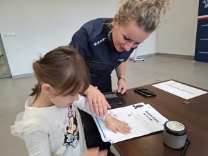 Policjantka wraz z dziećmi podczas spotkania.
