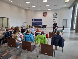 Policjantka wraz z dziećmi podczas spotkania.