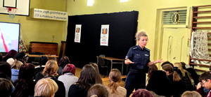 Policjantka z uczniami podczas prelekcji.