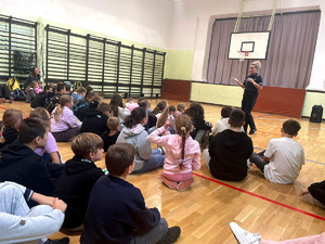 Policjantka z uczniami podczas prelekcji.