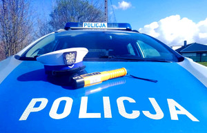 Urządzenie Alcoblow oraz czapka policyjna na masce radiowozu.