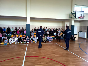 Policjanci wraz z dziećmi podczas prelekcji.