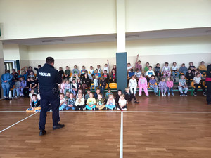 Policjanci wraz z dziećmi podczas prelekcji.
