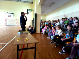 Policjanci wraz z dziećmi podczas prelekcji.