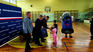 Zaproszeni goście wręczający nagrody podczas eliminacji powiatowych.