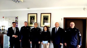 Policjanci i samorządowcy podczas spotkania w Urzędzie Gminy w Moszczenicy.