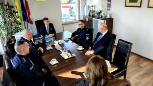 Policjanci i samorządowcy podczas spotkania w Urzędzie Gminy w Moszczenicy.