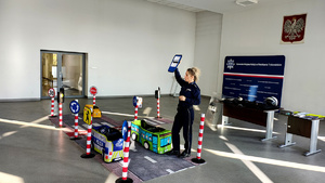 Policjantka podczas prelekcji w komendzie.