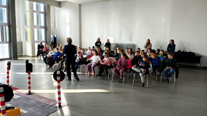 Policjantka podczas prelekcji w komendzie.