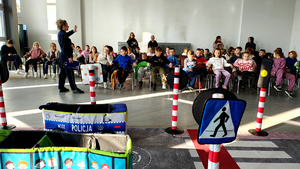 Policjantka wraz z dziećmi podczas prelekcji w komendzie.
