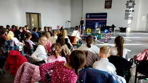 Policjantka wraz z dziećmi podczas prelekcji w komendzie.