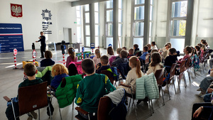 Policjantka wraz z dziećmi podczas prelekcji w komendzie.