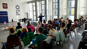 Policjantka wraz z dziećmi podczas prelekcji w komendzie.