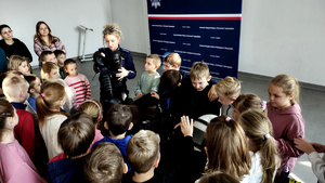 Policjantka wraz z dziećmi podczas prelekcji w komendzie.