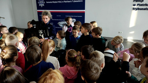 Policjantka wraz z dziećmi podczas prelekcji w komendzie.
