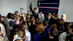 Policjantka wraz z dziećmi podczas prelekcji w komendzie.