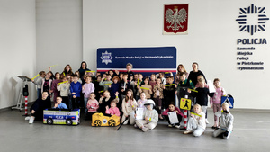 Policjantka wraz z dziećmi podczas prelekcji w komendzie.