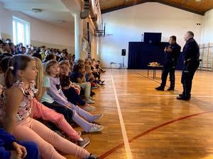 Policjanci wraz z uczniami podczas prelekcji w szkole.