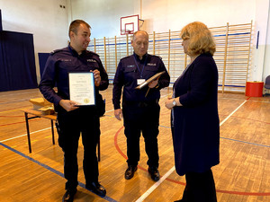 Policjanci podczas prelekcji w szkole.