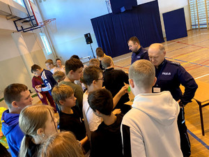 Policjanci wraz z uczniami podczas prelekcji w szkole.