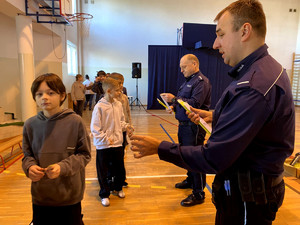 Policjanci wraz z uczniami podczas prelekcji w szkole.