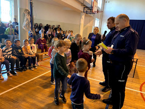 Policjanci wraz z uczniami podczas prelekcji w szkole.