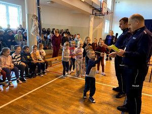 Policjanci wraz z uczniami podczas prelekcji w szkole.