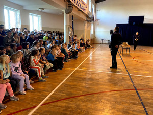 Policjanci wraz z uczniami podczas prelekcji w szkole.