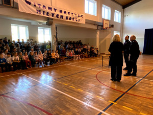 Policjanci wraz z uczniami podczas prelekcji w szkole.