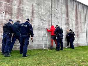 Policjanci podczas ćwiczeń w Areszcie Śledczym.