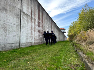 Policjanci podczas ćwiczeń w Areszcie Śledczym.