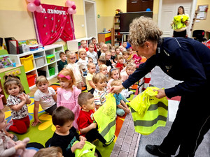 Policjantka z przedszkolakami podczas pogadanki.