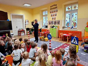 Policjantka z przedszkolakami podczas pogadanki.