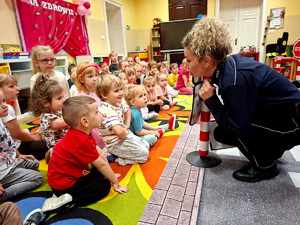Policjantka z przedszkolakami podczas pogadanki.