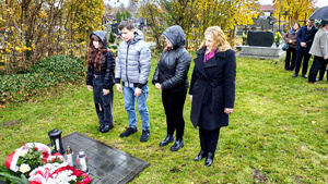 Uczniowie oraz Zastępca Wójta Gminy Czarnocin oddający hołd przy grobie.