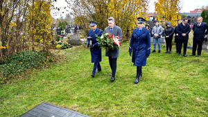 Komendant Miejski Policji w Piotrkowie Trybunalskim, Prezes Stowarzyszenia Rodzina Policyjna 1939 roku oraz Naczelnik Wydziału Komunikacji Społecznej Komendy Wojewódzkiej Policji w Łodzi  oddający hołd przy grobie.