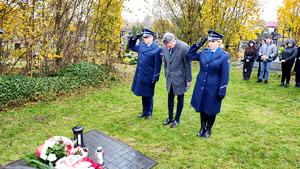 Komendant Miejski Policji w Piotrkowie Trybunalskim, Prezes Stowarzyszenia Rodzina Policyjna 1939 roku oraz Naczelnik Wydziału Komunikacji Społecznej Komendy Wojewódzkiej Policji w Łodzi oddający hołd przy grobie.