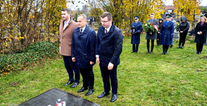 Wicemarszałek Województwa Łódzkiego, Naczelnik Kancelarii Sejmiku Województwa Łódzkiego oraz Wójt Gminy Czarnocin oddający hołd przy grobie.