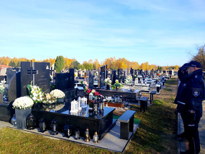 Komendant Komisariatu Policji w Gorzkowicach i Kierownik Posterunku Policji w Rozprzy oddający hołd przy grobie.