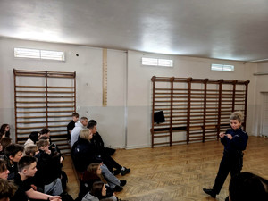 Policjantka z uczniami podczas pogadanki.