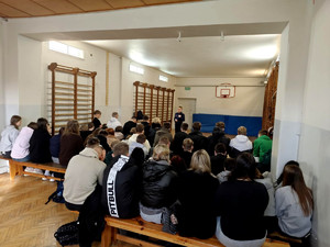 Policjantka z uczniami podczas pogadanki.