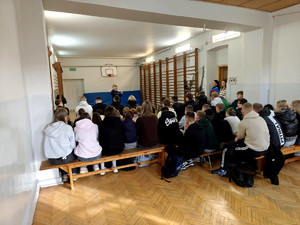 Policjantka z uczniami podczas pogadanki.