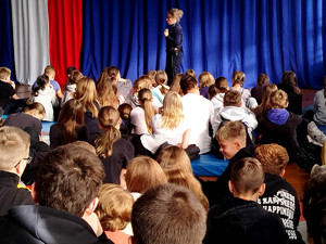 Policjantka wraz z uczniami podczas pogadanki.