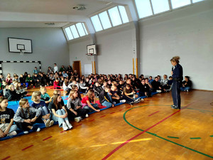 Policjantka wraz z uczniami podczas pogadanki.