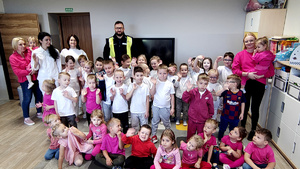 Policjant wraz z dziećmi podczas pogadanki.