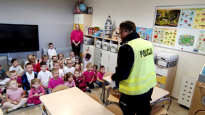 Policjant wraz z dziećmi podczas pogadanki.
