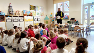 Policjant wraz z dziećmi podczas pogadanki.